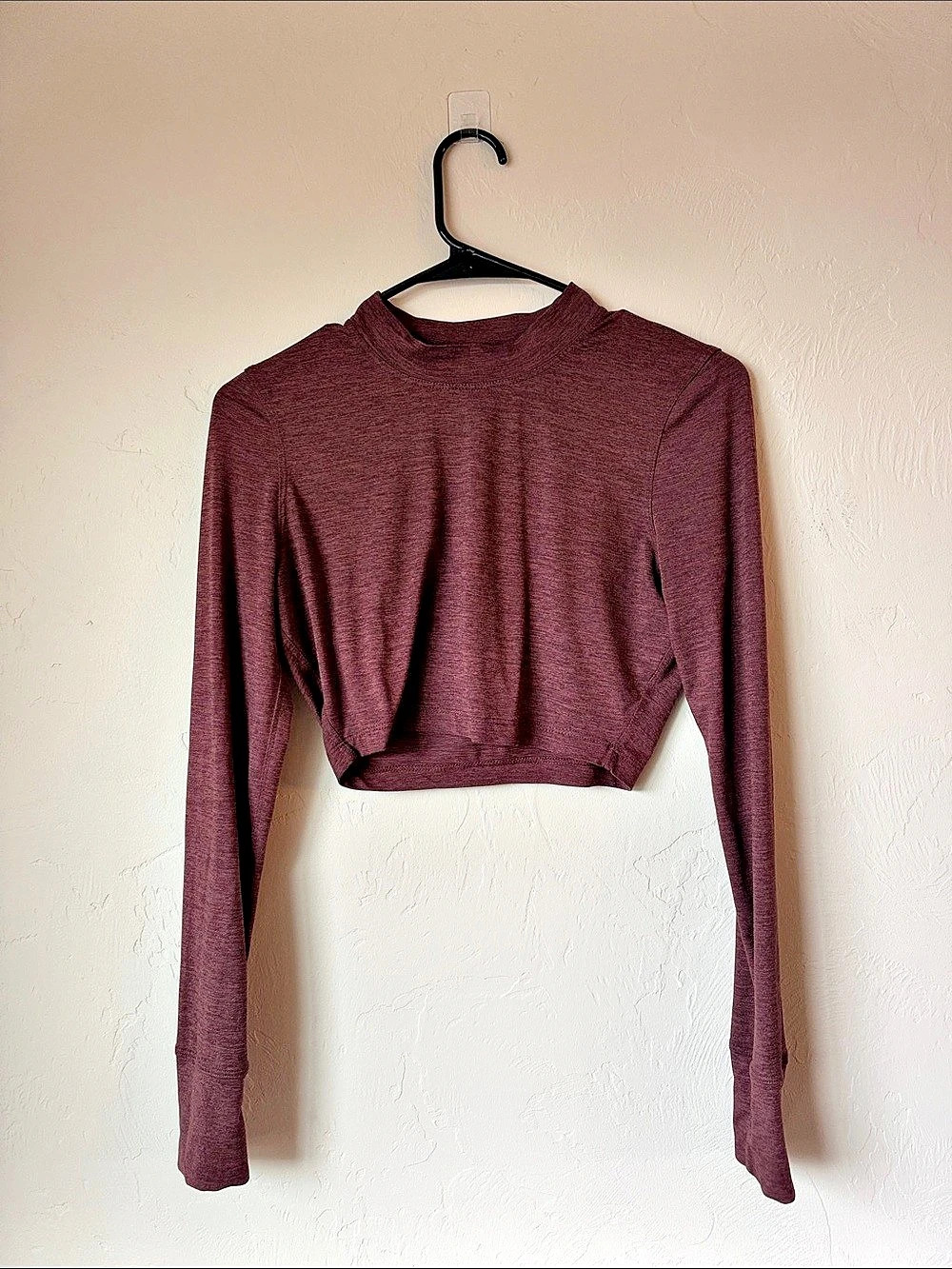 Vuori Cropped Long Sleeve Top in Burgundy Size Small